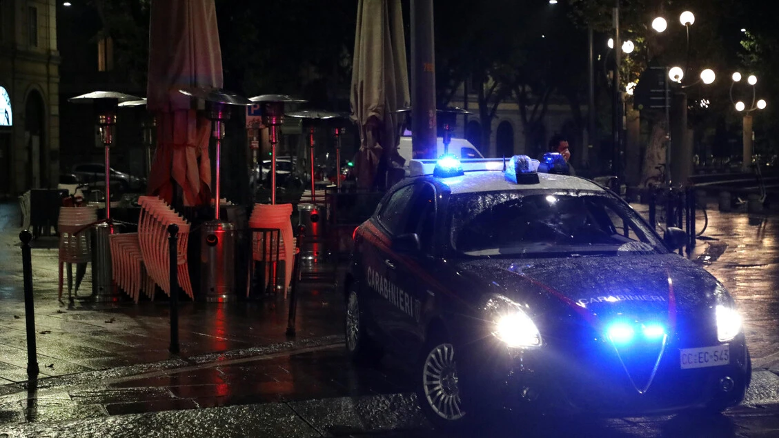 Accoltellato dall'ex e dal figlio della compagna, gravissimo