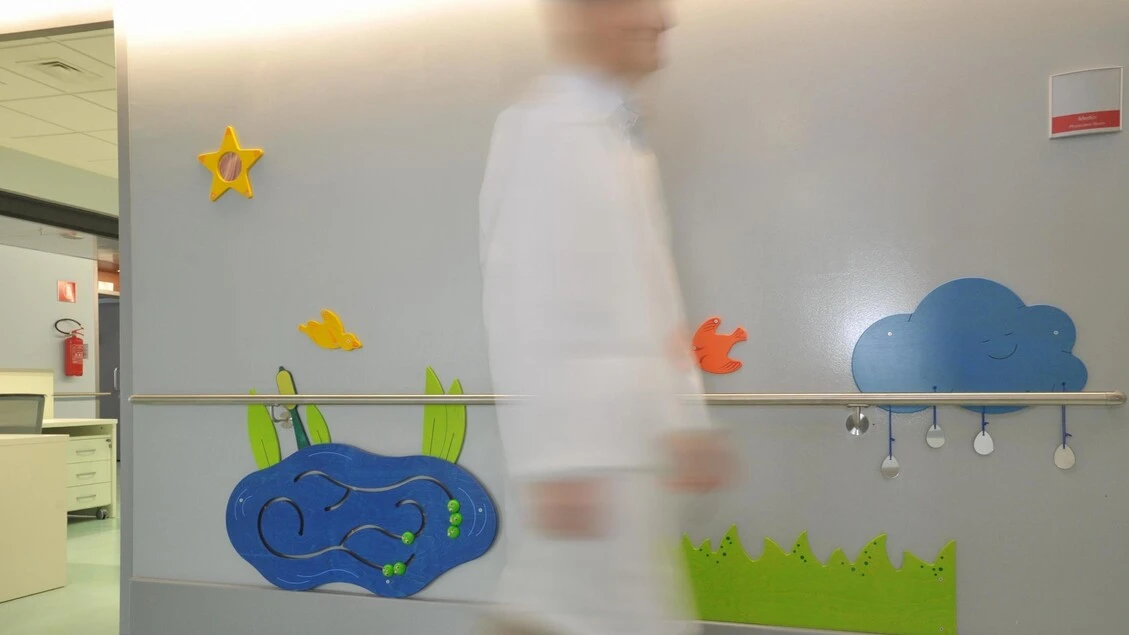 Bimba di 18 mesi inala spillo e rischia di soffocare, salvata