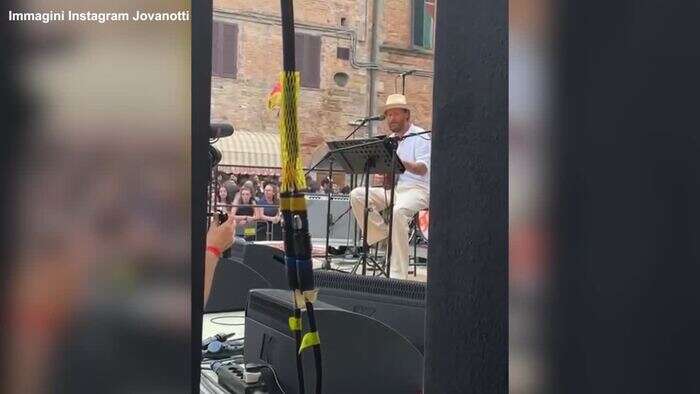 Musica, Jovanotti torna a sorpresa sul palco dopo l'incidente