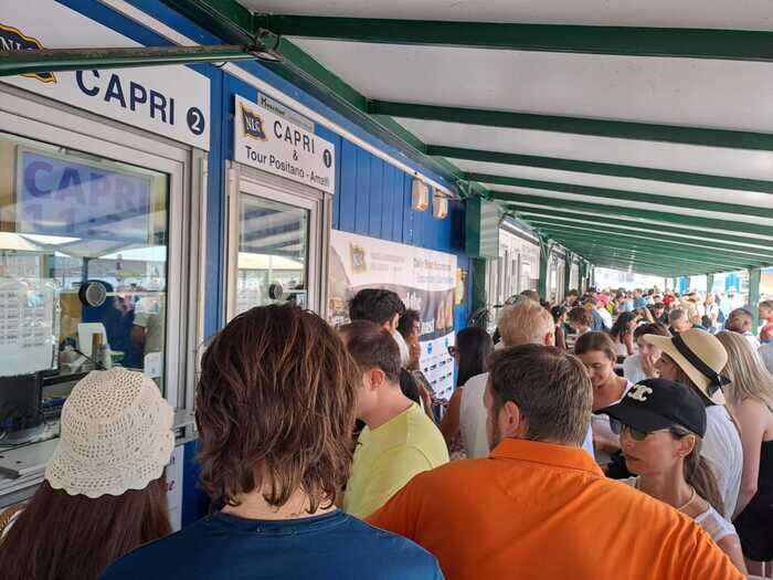 Bloccati arrivi a Capri, code e disagi nei porti di partenza