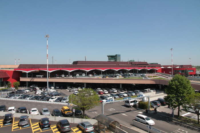 Forte vento su Bologna, tre aerei dirottati