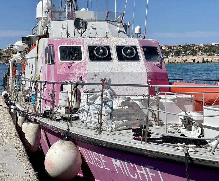 Fermo di 20 giorni per la nave Louise Michel a Lampedusa