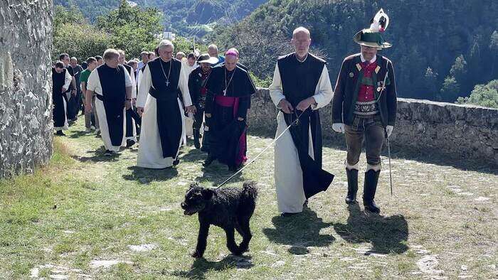 Bolzano, i frati (e il cane Coco) tornano nel convento di Sabiona