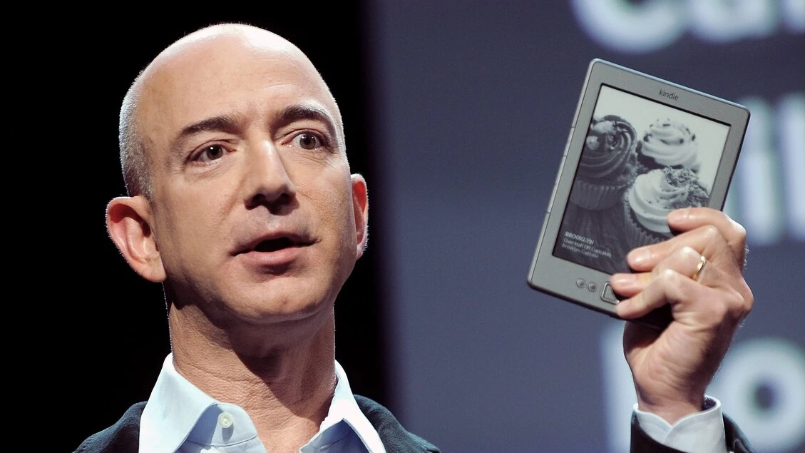 Il sito Amazon compie 30 anni, dalla vendita di libri all'IA