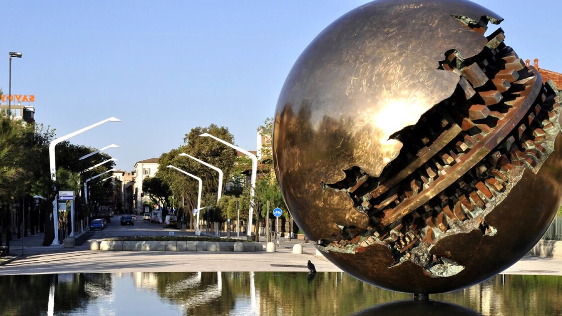 Pesaro, stop al calcio in strade e piazze frequentate da turisti