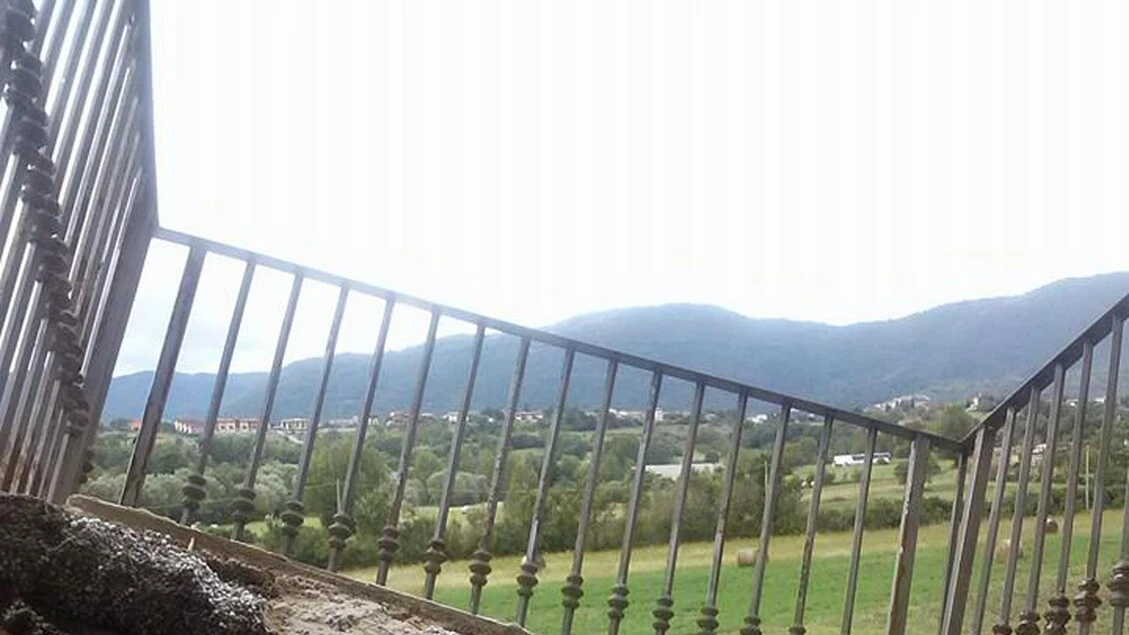 Cede ringhiera terrazza, 6 ragazzi cadono durante festa