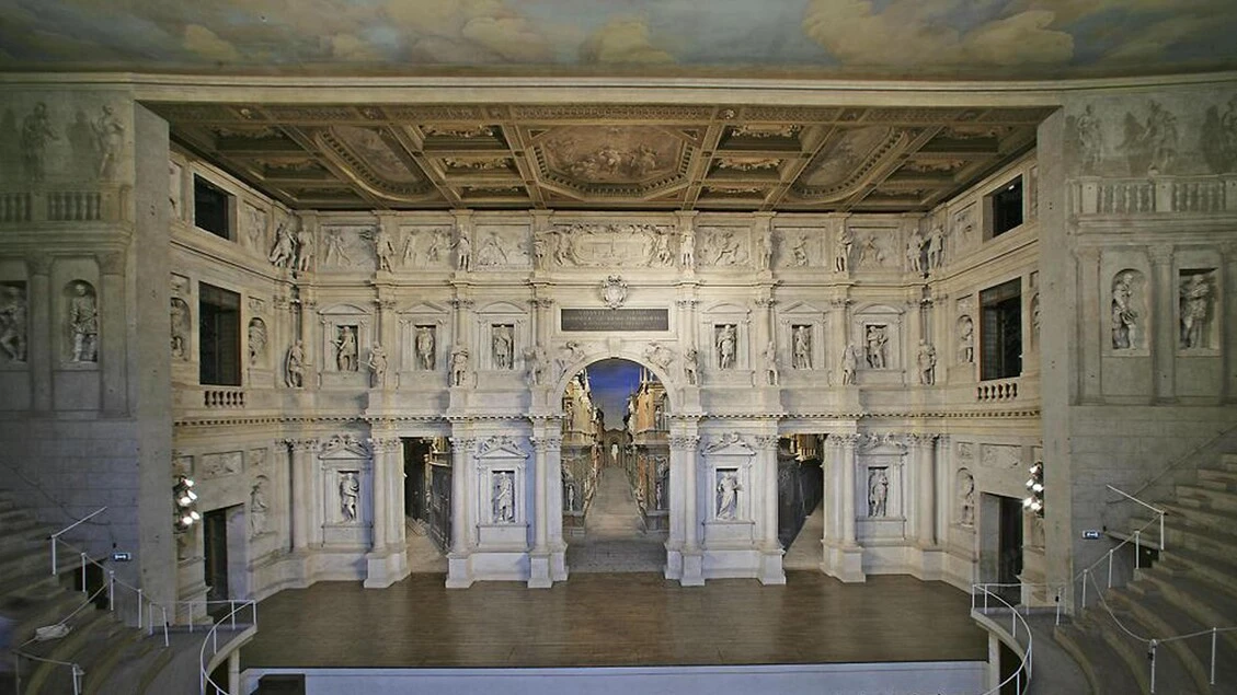 Cade da balaustra Teatro Olimpico di Vicenza, ferito turista