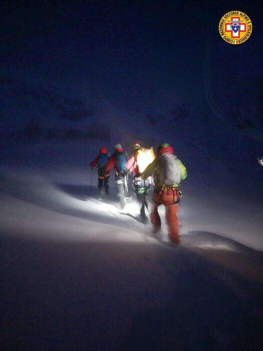 Neve e vento forte, sospese ricerche alpinisti sul Gran Sasso