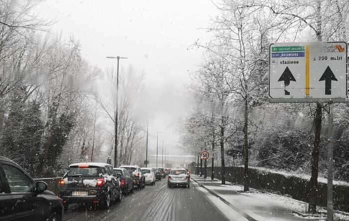 Neve e shopping natalizio, a Potenza traffico cittadino in tilt