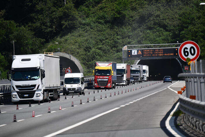 Maxitamponamento tra tir in A10, autostrada bloccata e 9 km coda