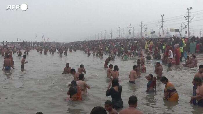 Primi bagni rituali, al via in India al pellegrinaggio indu' del Maha Kumbh Mela