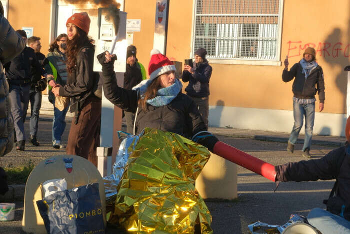 Blitz ambientalista e proPal davanti sede di Leonardo a Brescia