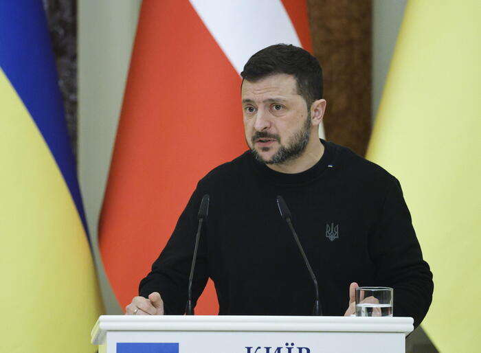 Zelensky, 'tregua possibile con l'Ucraina sotto l'ombrello Nato'