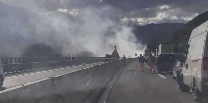 Auto in fiamme e traffico in tilt su A25, 2 km di coda