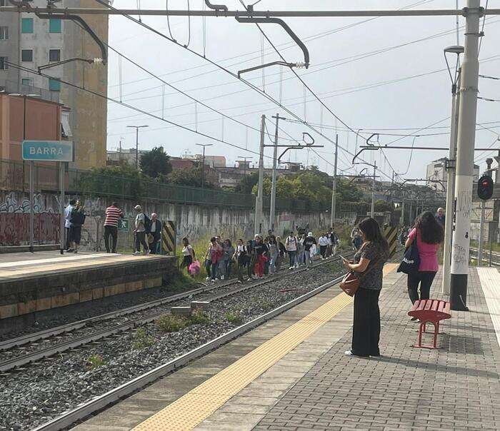 Avaria a treno Circumvesuviana, passeggeri a piedi sui binari