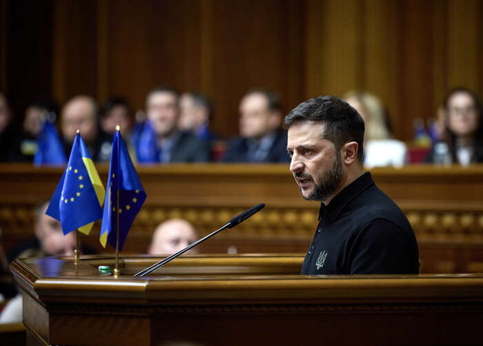 Zelensky, 'fare presto sui 50 miliardi, servono per i droni'