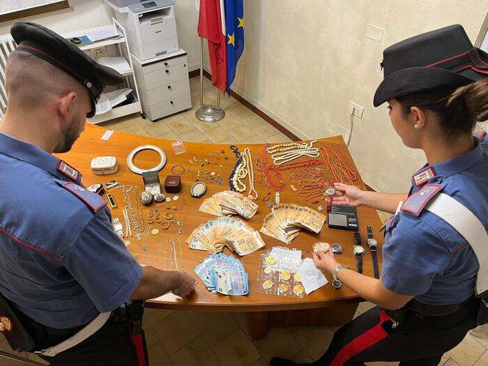 Domestica con 20 chili d'oro in casa, denunciata nel Riminese