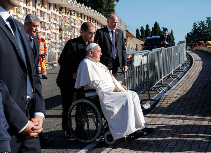 Il Papa al cimitero Laurentino, prega per i bambini non nati