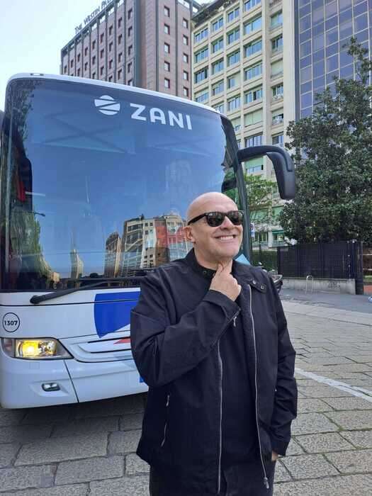 Max Pezzali in gita tra le 'Discoteche abbandonate' di Pavia