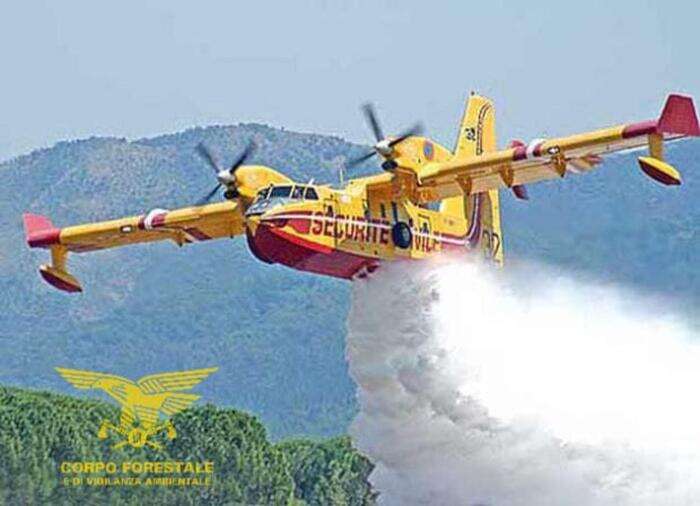 Vasto incendio in Ogliastra, in volo anche un Canadair