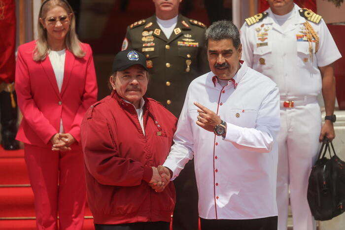 Ortega e sua moglie augurano una 'grande vittoria' a Maduro