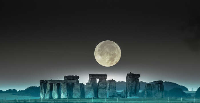 Stonehenge, le nubi minacciano lo spettacolo rivelatore della Luna