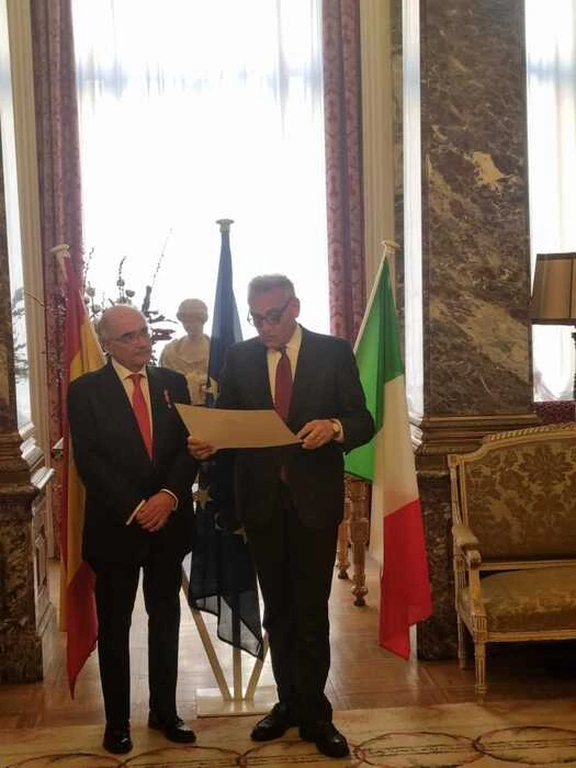 Amb. Buccino Grimaldi consegna Stella d'Italia a Benigno Pendás
