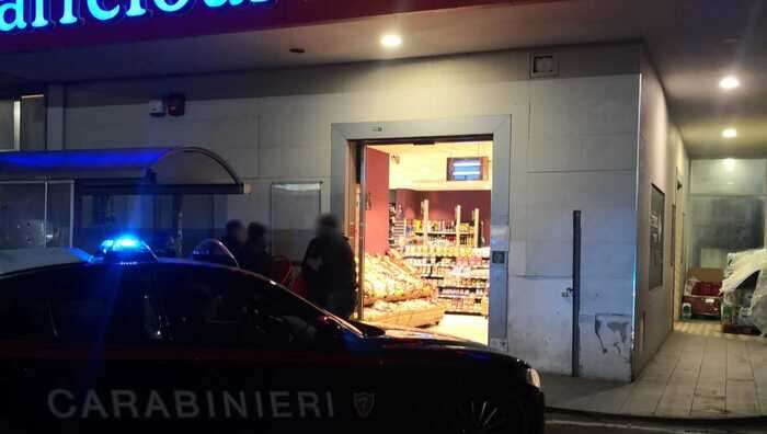 Armati di machete rapinano supermarket nell'Avellinese