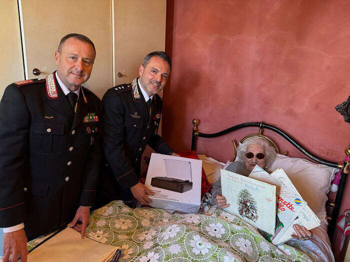 Dai carabinieri dischi in vinile per un'anziana sola a Natale