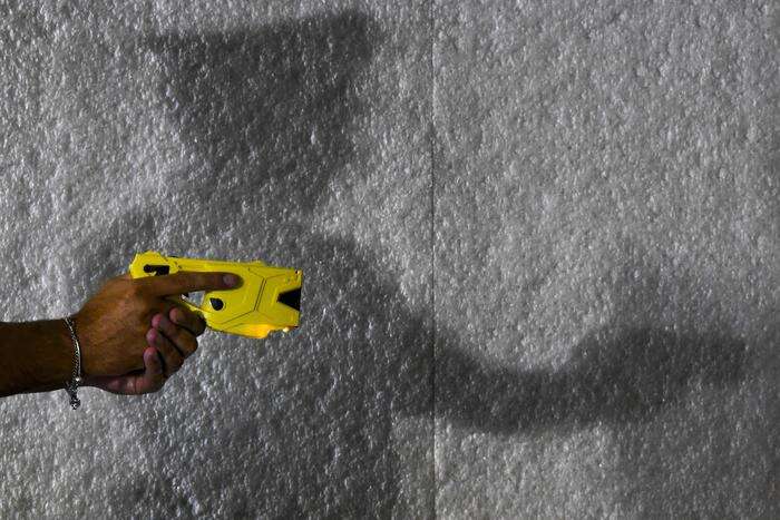 Taser alla Polizia locale, se ne discute in commissione a Napoli