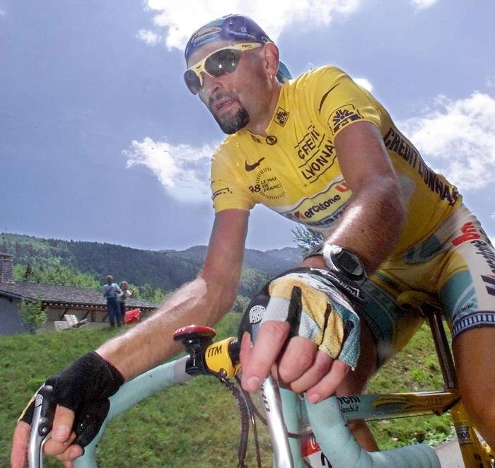 Rimini celebra Pantani, una grande statua sul Lungomare