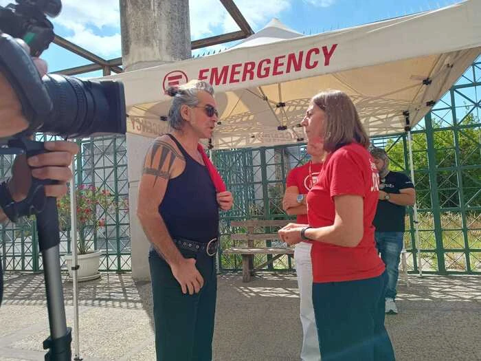 Piero Pelù visita l'ambulatorio di Emergency a Ponticelli