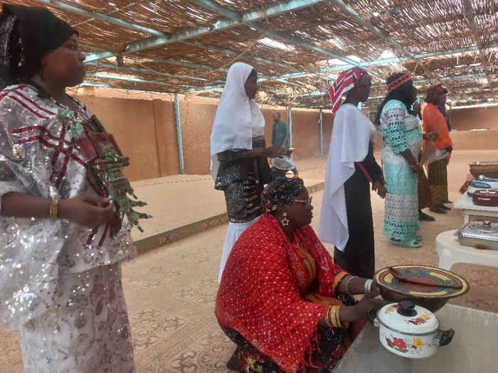 Donne del Niger e migranti cucinano insieme, scambio di culture