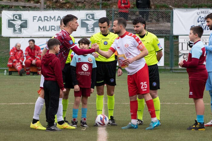 Stop derby Roma in D, poi c'è arbitro tra pubblico e si riprende