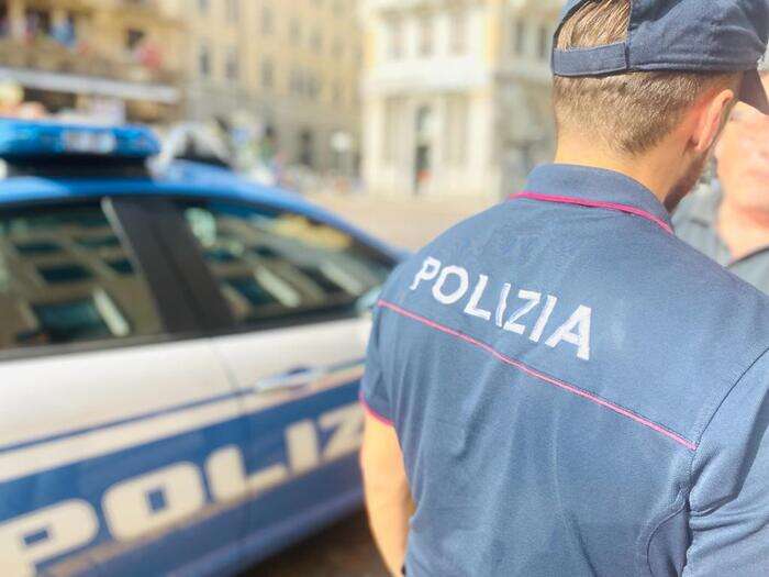 Giovane si getta da palazzo, indagine su istigazione a suicidio