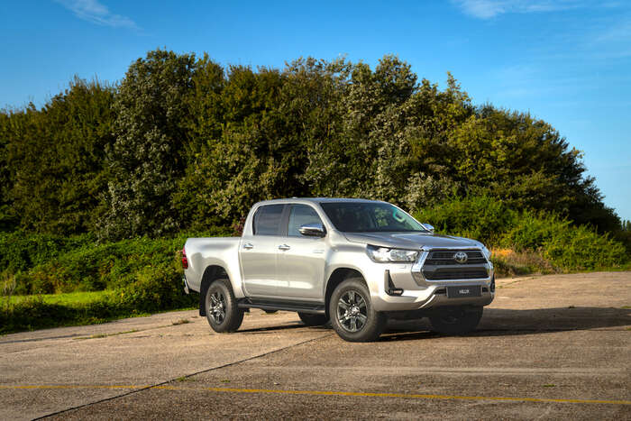 Toyota Hilux diventa ibrido e i consumi ringraziano