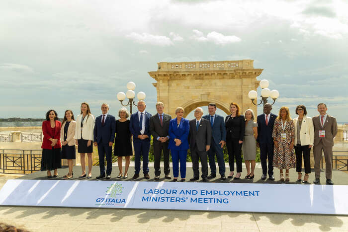 G7 Lavoro: foto di famiglia con vista su Cagliari