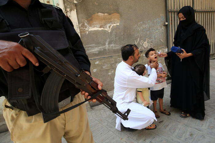 Pakistan: agenti scioperano dopo attacco a campagna vaccinazione