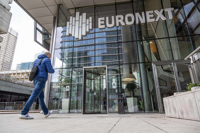 Borsa: Europa cauta, l'euro anticipa il taglio Bce, Milano +0,4%