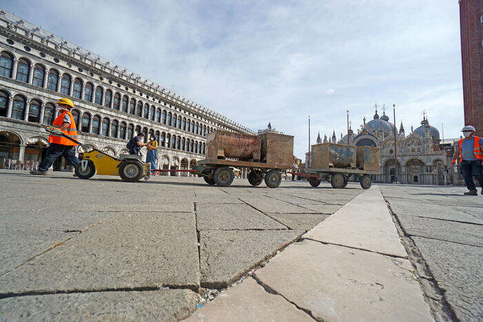 Piazza San Marco, lavori portano alla luce base torre medievale