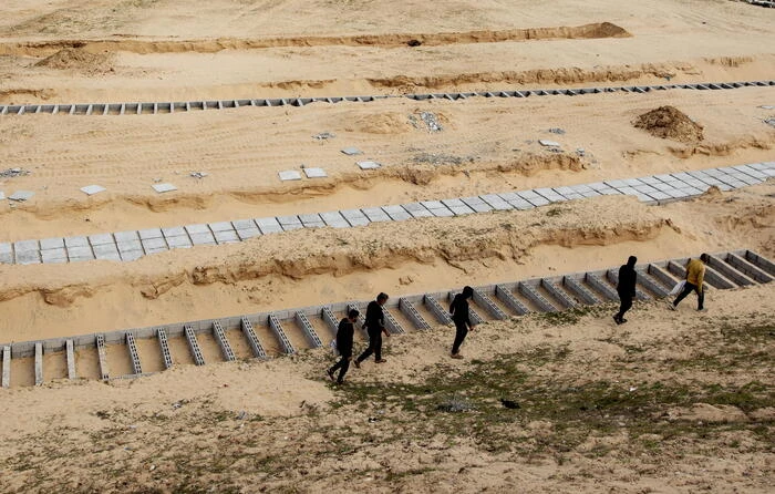 Media, bomba Israele su cimitero a Jabalia, riemergono cadaveri