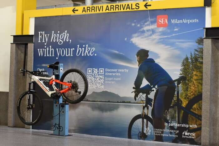 A Malpensa un bike corner per montare la bici appena atterrati