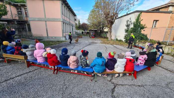 Soccorso con unità cinofile,la lezione ai bimbi della Rodari