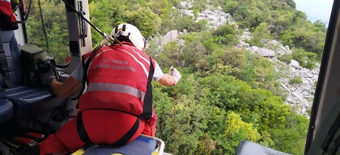Ragazzo cade per 50 metri fermandosi sul ciglio di un dirupo