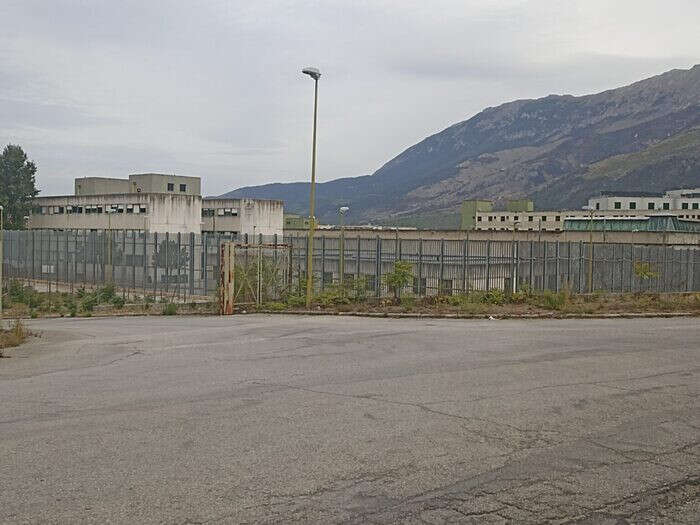 Telefoni in carcere Sulmona, agente patteggia due anni