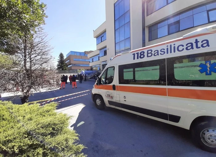Un bus con 40 studenti finisce fuori strada, autista grave