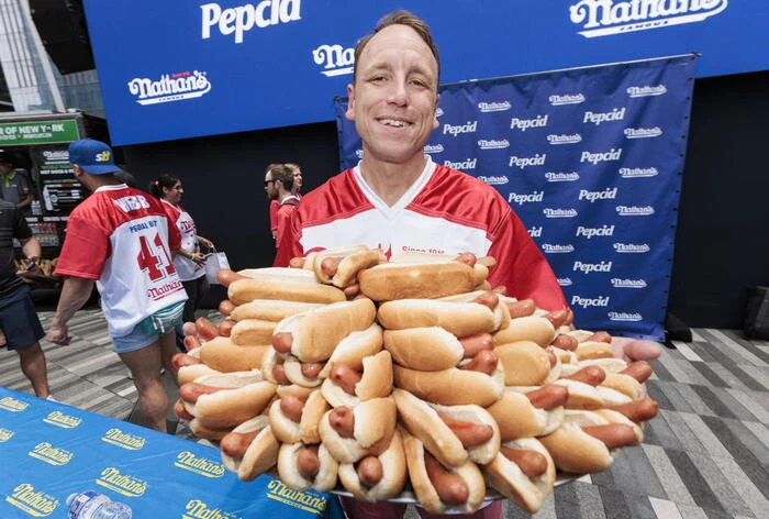 Re degli hot dog di NY diventa testimonial di salsiccia vegana