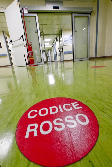Tre sanitari e due vigilantes aggrediti in un pronto soccorso