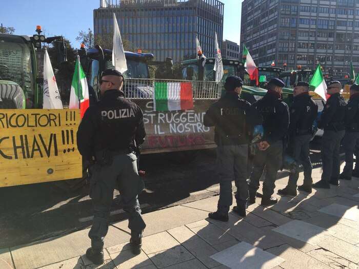 Sfilano i trattori a Milano, corteo fino al Pirellone