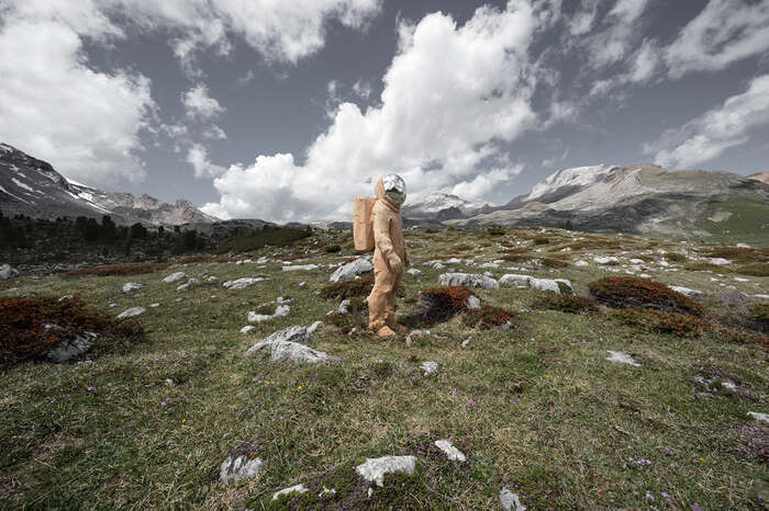 Un cosmonauta spunta davanti all'Osservatorio sul Gran Sasso